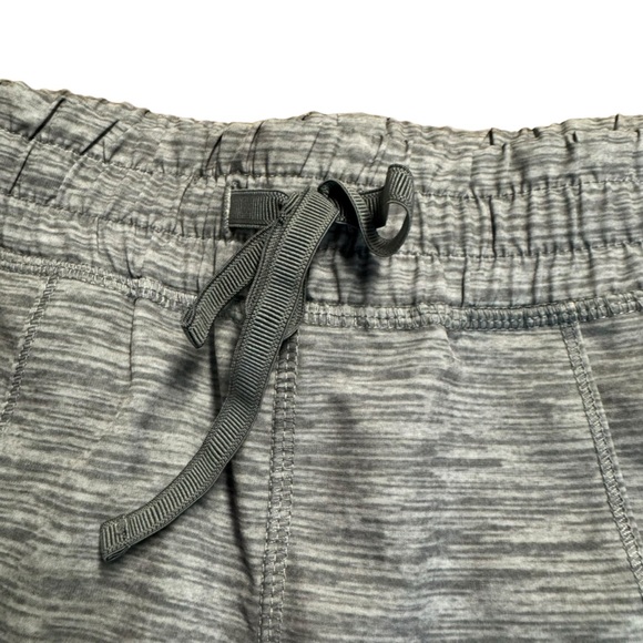 ZYIA | Gray Camo Mesh Hidden Zipper Shorts | Size XS - Picture 4 of 8